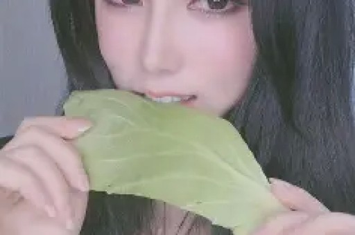 网红连锁餐饮又翻车？顾客吃出4条疑似虫子异物！被曝食安问题后排队仍超3小时